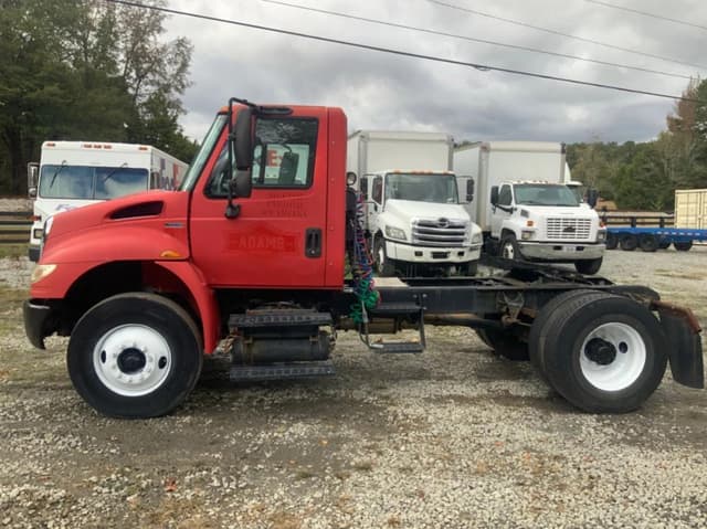 Image of International 4400 equipment image 1