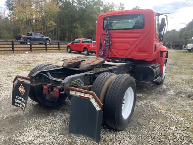 Image of International 4400 equipment image 4