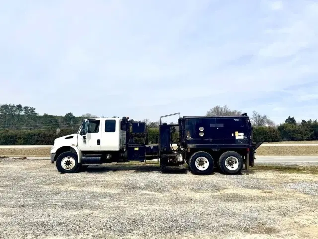 Image of International 4400 equipment image 4