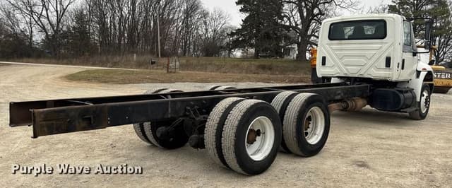 Image of International 4400 equipment image 4