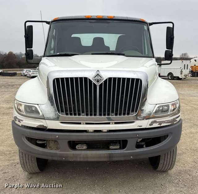 Image of International 4400 equipment image 1