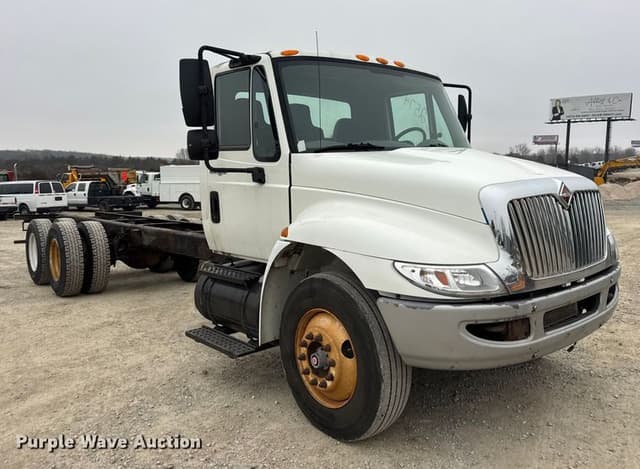 Image of International 4400 equipment image 2