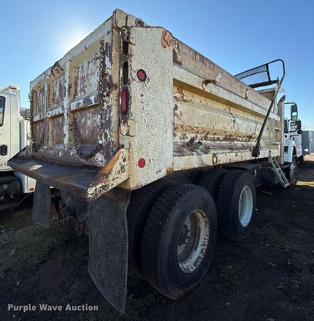 Image of International 7400 equipment image 4