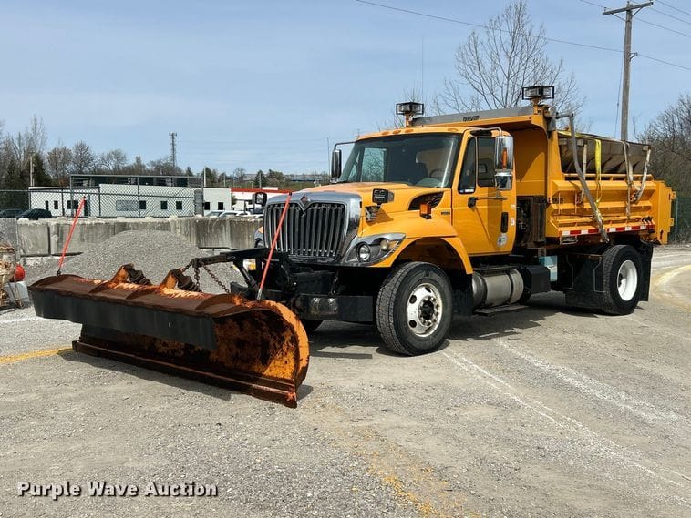 2010 International 7400 Equipment Image0