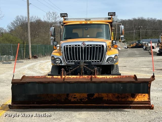 Image of International 7400 equipment image 1