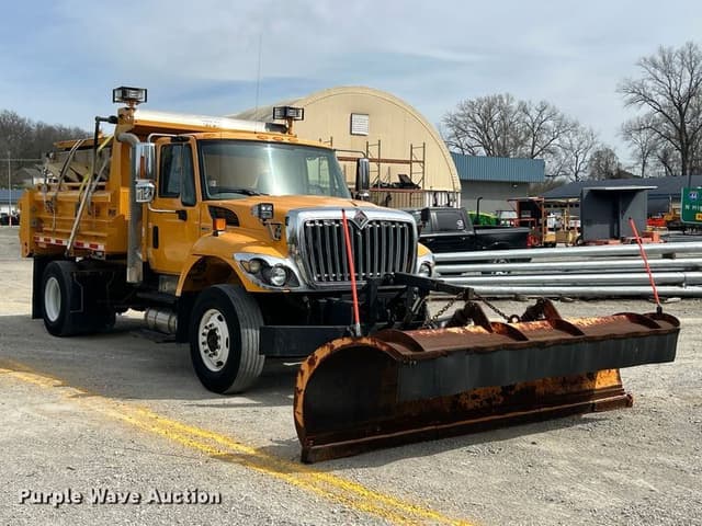 Image of International 7400 equipment image 2