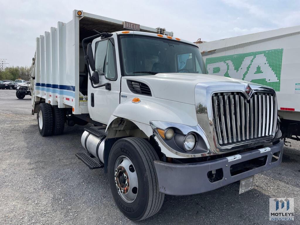 Main image International 7400