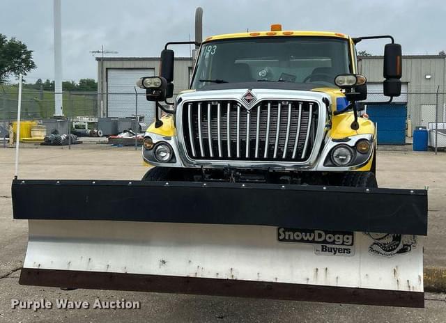 Image of International 7400 equipment image 1