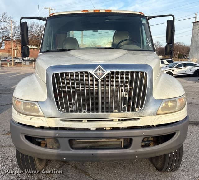 Image of International 7400 equipment image 1