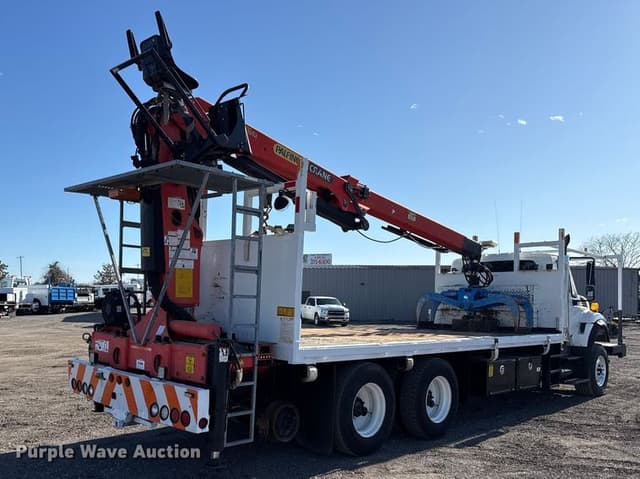 Image of International 7600 equipment image 4