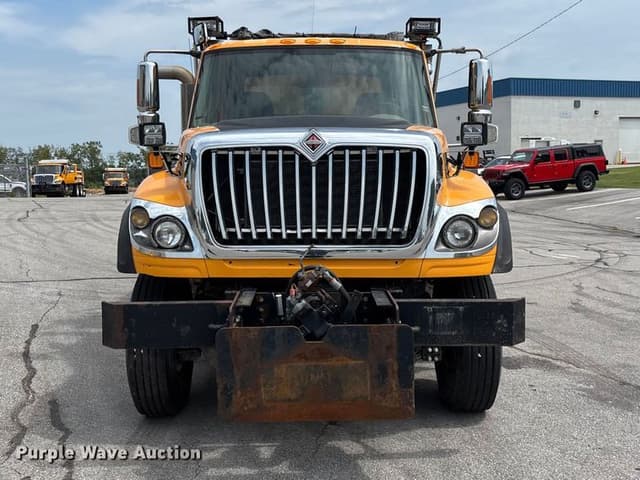 Image of International 7600 equipment image 1