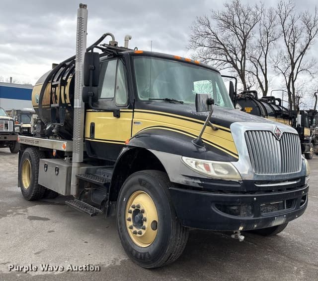 Image of International Durastar 4300 equipment image 2