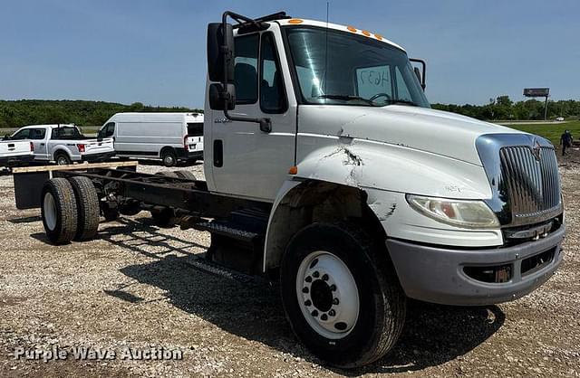 Image of International Durastar 4300 equipment image 2
