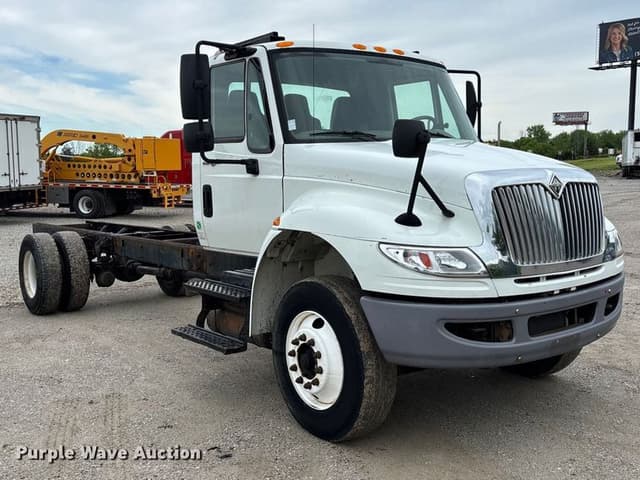 Image of International Durastar 4300 equipment image 2