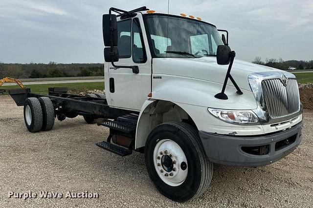 Image of International Durastar 4300 equipment image 2