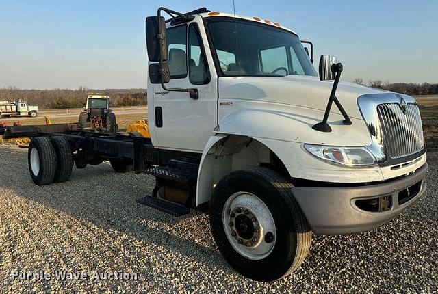 Image of International Durastar 4300 equipment image 2