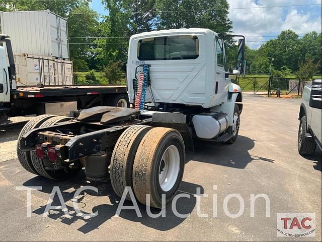 Image of International DuraStar 4400 equipment image 4