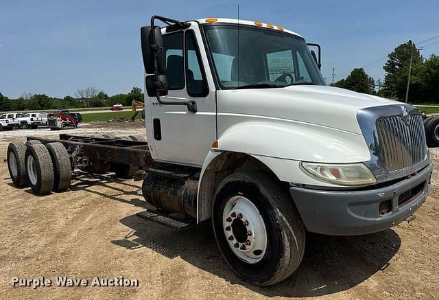 Image of International DuraStar 4400 equipment image 2