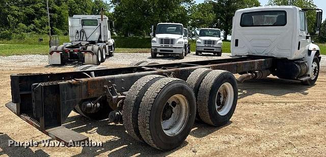 Image of International DuraStar 4400 equipment image 4