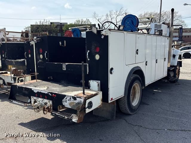 Image of International Workstar 7400 equipment image 4