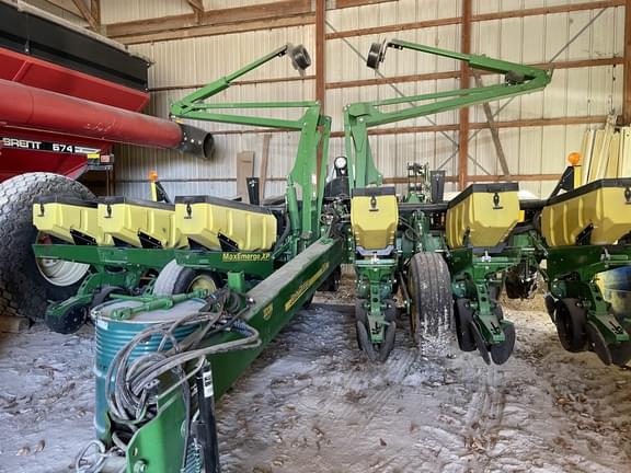 Image of John Deere 1760 equipment image 1