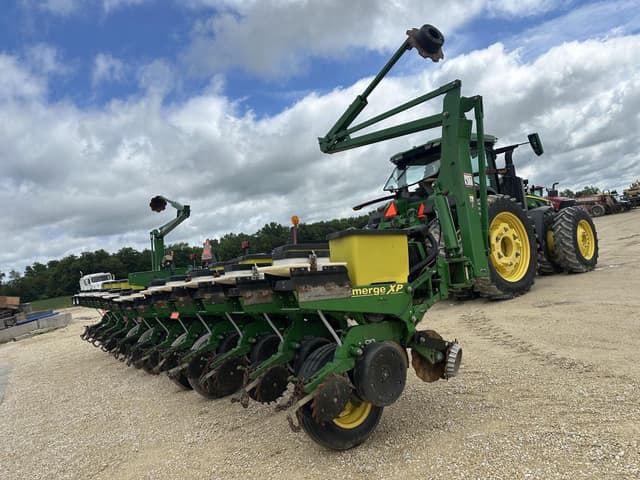 Image of John Deere 1760 equipment image 3