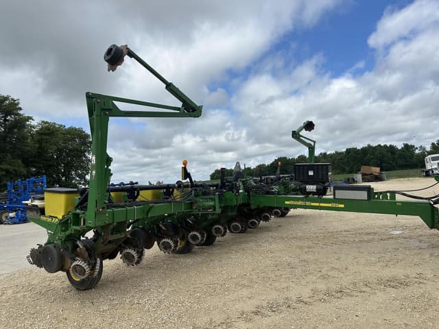 Image of John Deere 1760 equipment image 1