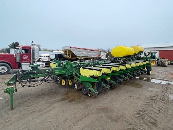 2010 John Deere 1770 Equipment Image0