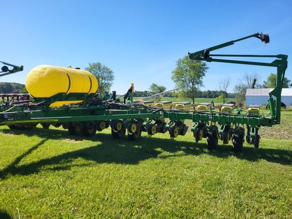 2010 John Deere 1770 Equipment Image0