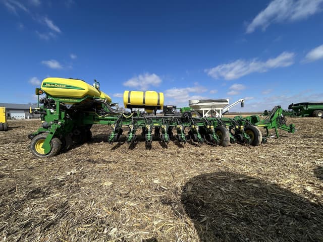Image of John Deere 1770 equipment image 1