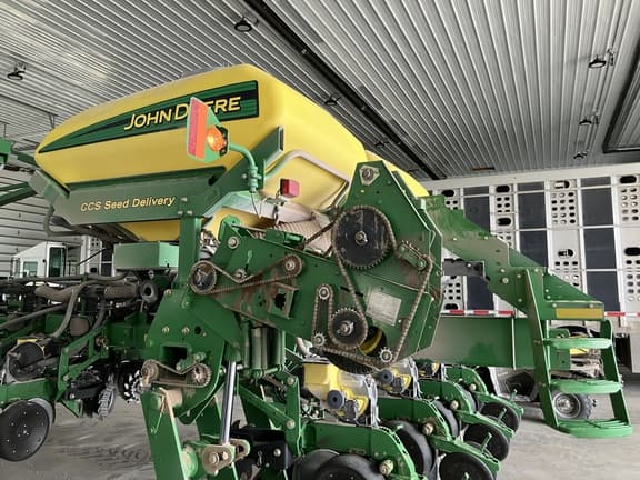Image of John Deere 1770 equipment image 3