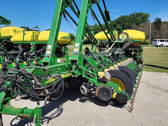 Image of John Deere 1770 equipment image 1