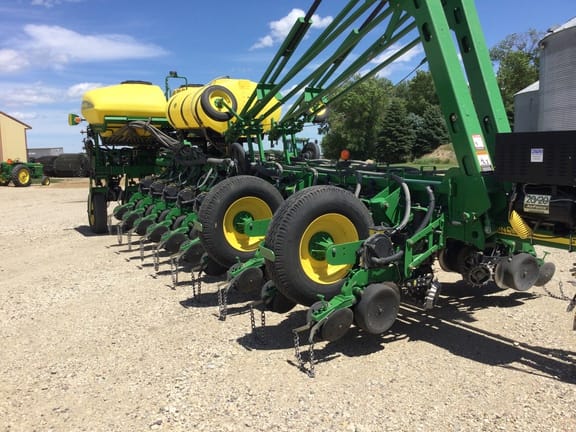 2010 John Deere 1770 Equipment Image0