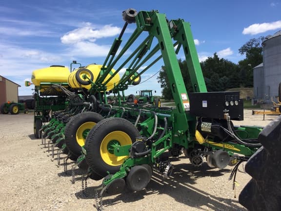 Image of John Deere 1770 equipment image 3
