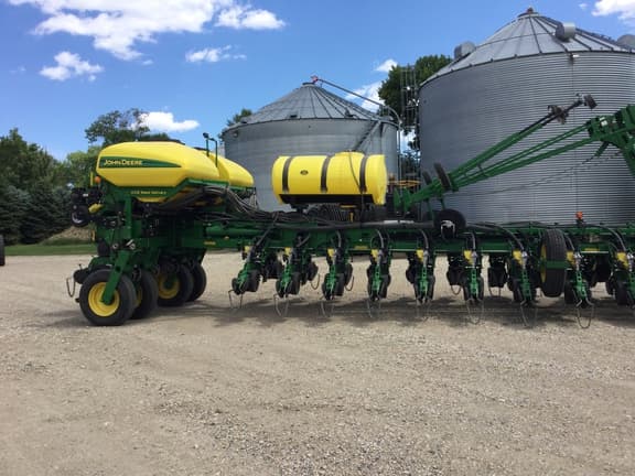 Image of John Deere 1770 equipment image 4