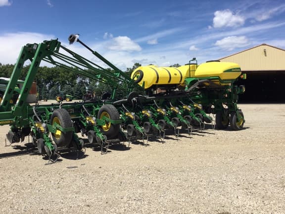 Image of John Deere 1770 equipment image 1