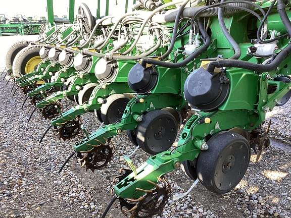 Image of John Deere 1770 equipment image 2