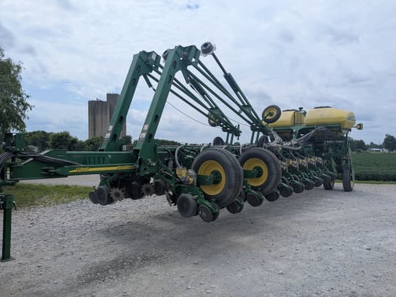 Image of John Deere 1770 equipment image 1