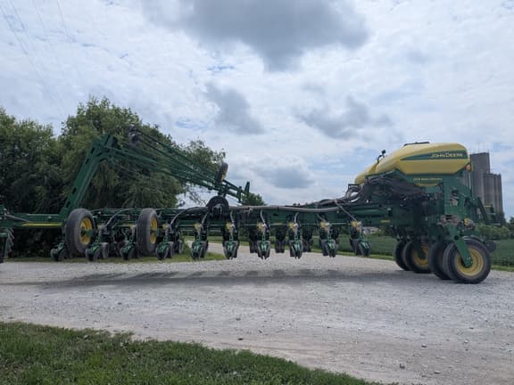 Image of John Deere 1770 equipment image 3