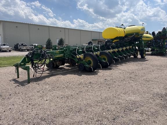 Image of John Deere 1770 equipment image 1
