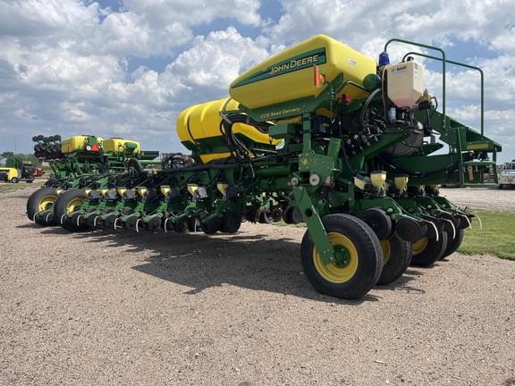 Image of John Deere 1770 equipment image 3