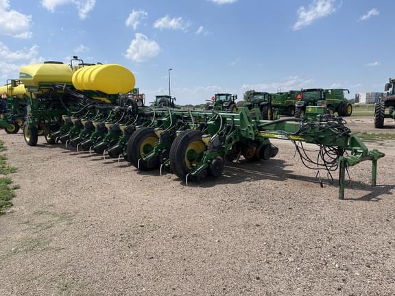 Image of John Deere 1770 equipment image 1