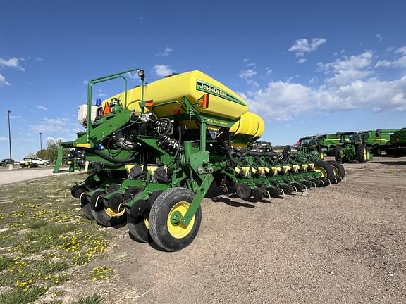 Image of John Deere 1770 equipment image 3