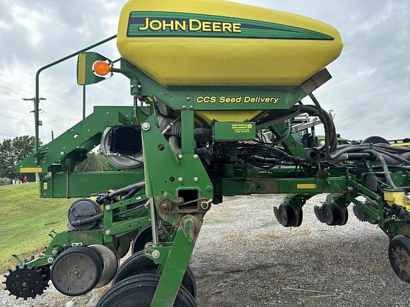 Image of John Deere 1770 equipment image 1