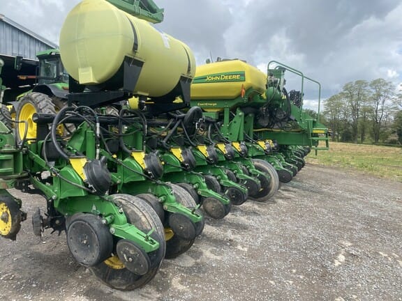 2010 John Deere 1770 Equipment Image0