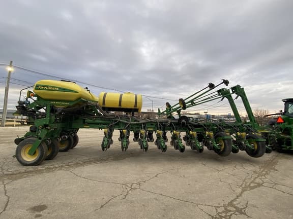 Image of John Deere 1770 equipment image 1