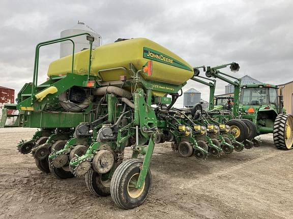 Image of John Deere 1770 equipment image 2