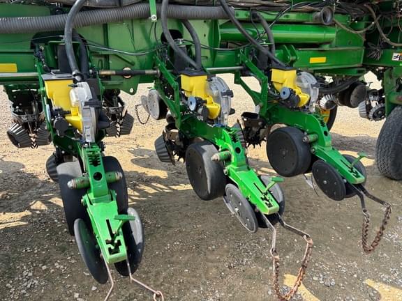 Image of John Deere 1770 equipment image 4