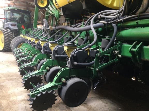 Image of John Deere 1770 equipment image 2