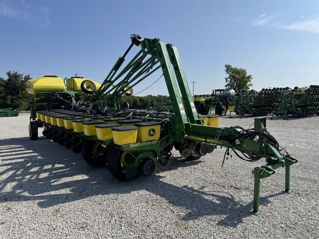 Image of John Deere 1770 equipment image 1